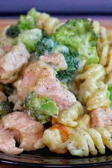 creamy baked pasta filled with rotini noodles, tender chicken pieces, and bright green broccoli, all coated in rich Alfredo sauce and melted cheese.