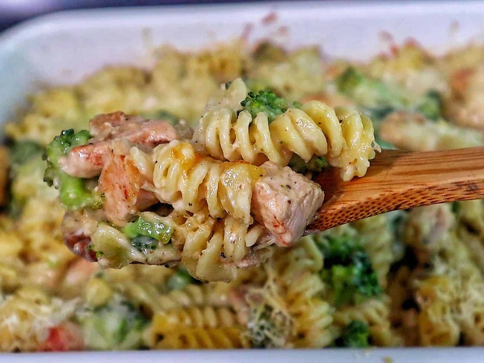 creamy baked pasta filled with rotini noodles, tender chicken pieces, and bright green broccoli, all coated in rich Alfredo sauce and melted cheese.