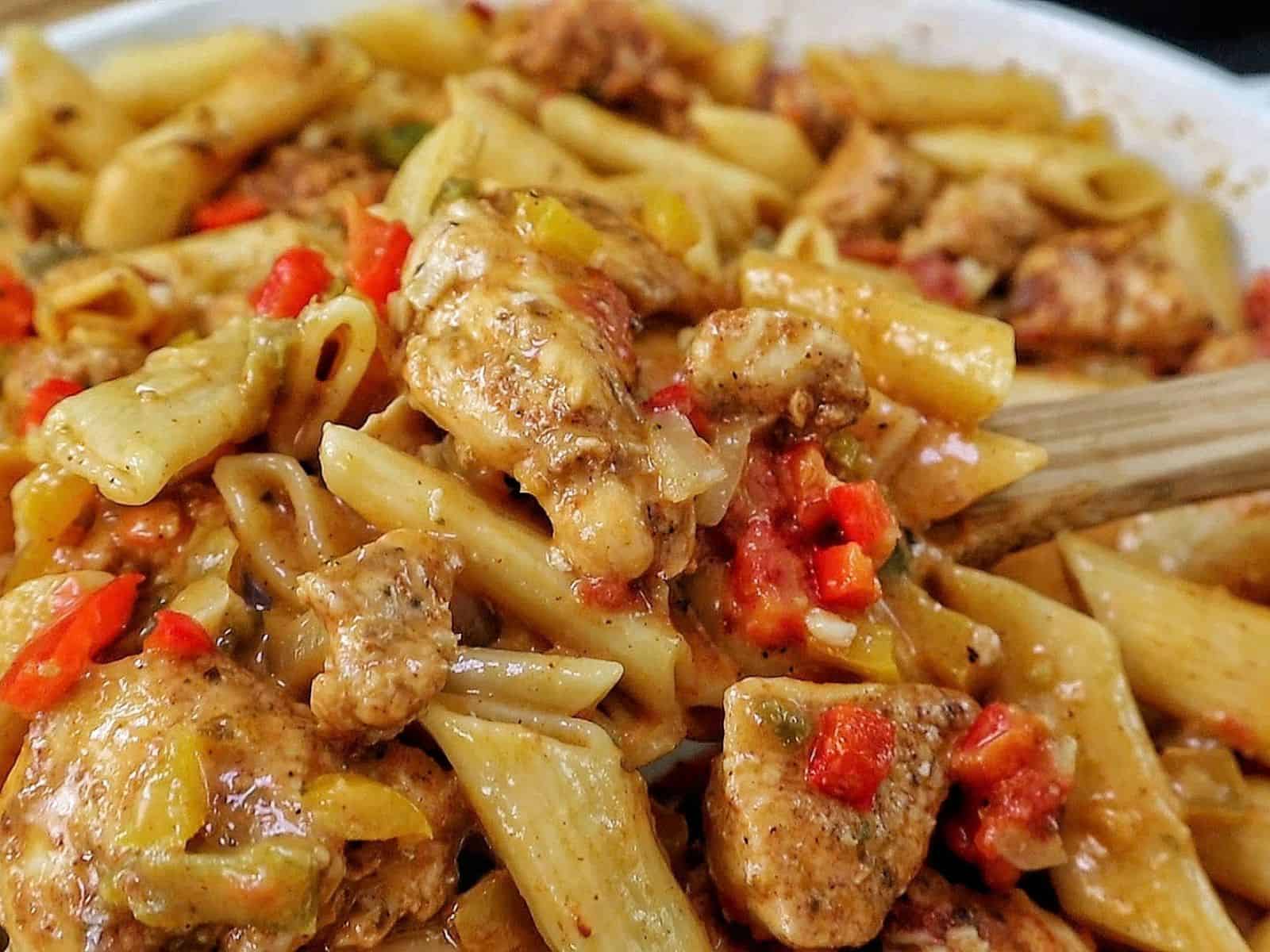 Creamy chicken fajita pasta with penne, seasoned chicken breast, red and green bell peppers, onions and tomatoes tossed in a flavorful creamy fajita sauce.